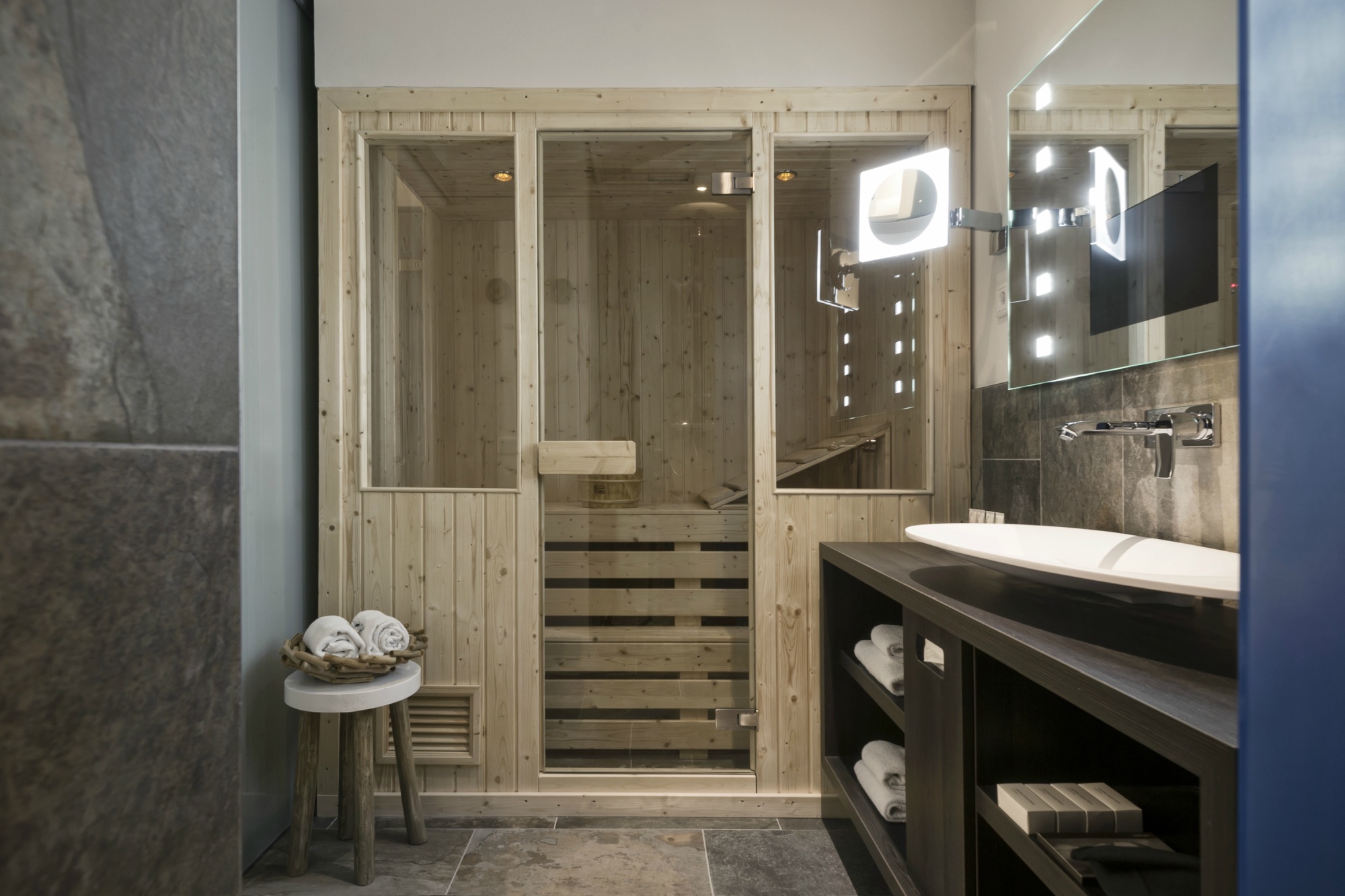 Ванная комната с сауной. Баня в ванной комнате. Угловая сауна в ванной комнате. Баня в ванной комнате. Санузел с сауной.