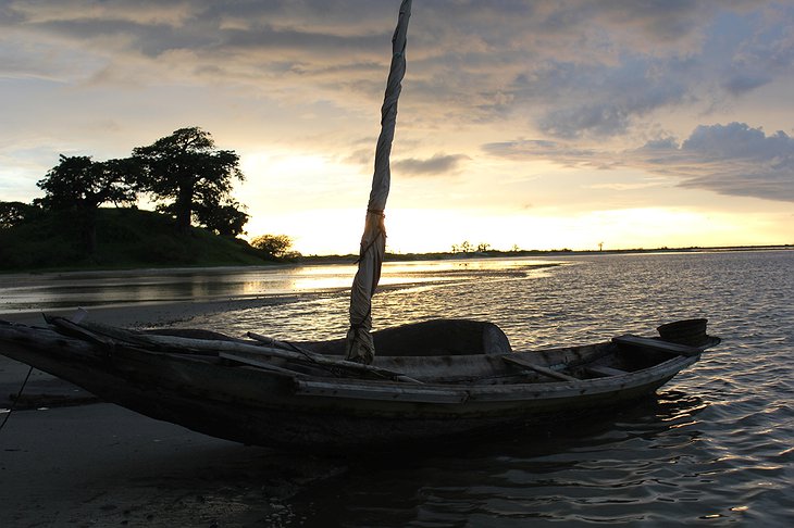 Palmarin Senegal beach boat