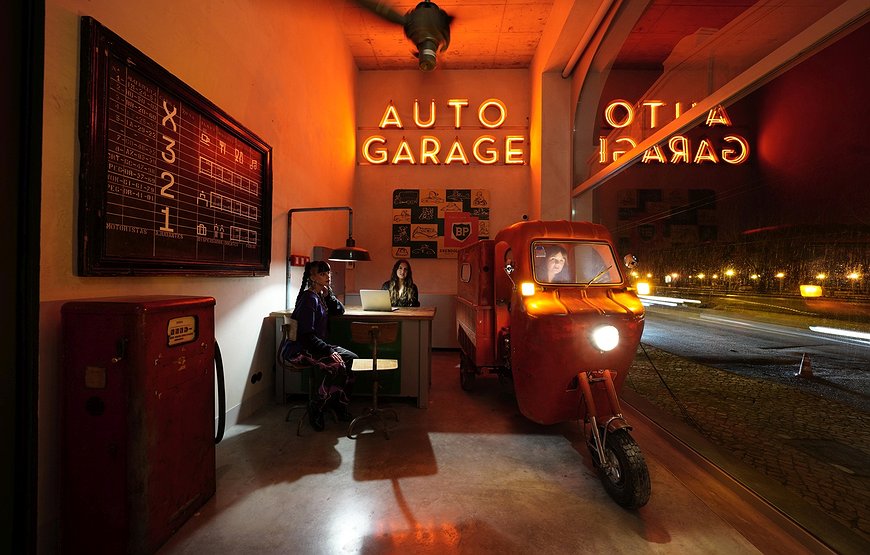 ZERO Box Lodge Coimbra - The Coimbra Garage with Andy Warhol on the Ramps