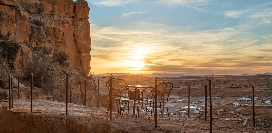 Kokopelli's Cave - A hotel in New Mexico's 60 million-year-old sandstone cliff