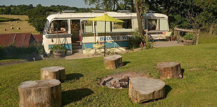 The Majestic Bus - Hippie Life In The British Countryside