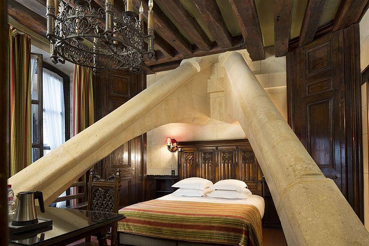 Hotel Saint Merry vintage room with giant rock beam