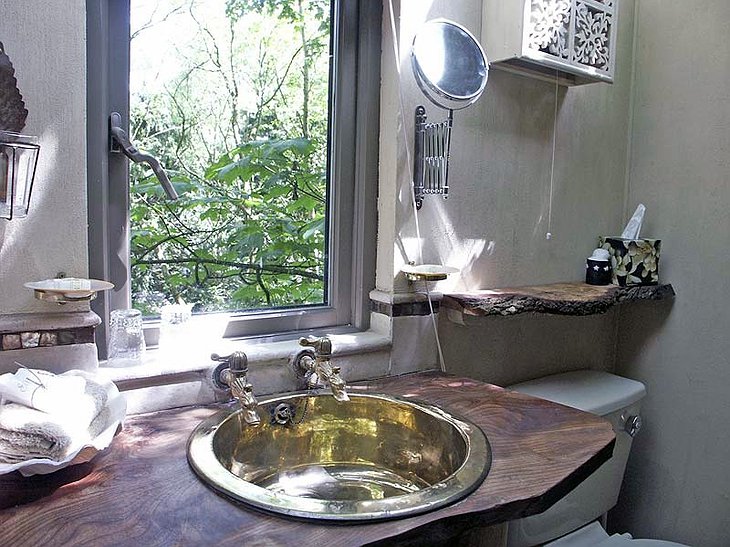 Castle Cottage Treehouse bathroom