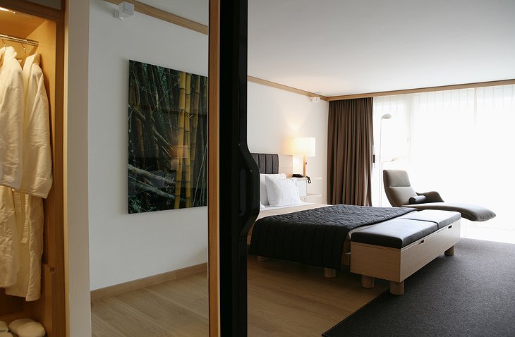 Bedroom with photography by Balthasar Burkhard in an OMNIA tower suite