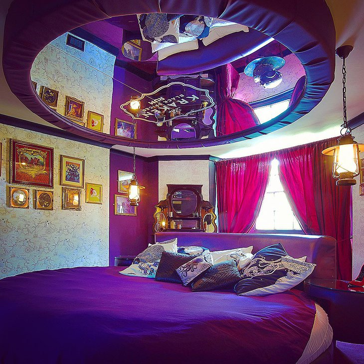 Rounded bed and mirror on the ceiling