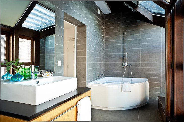 The Granary - La Suite Hotel bathroom