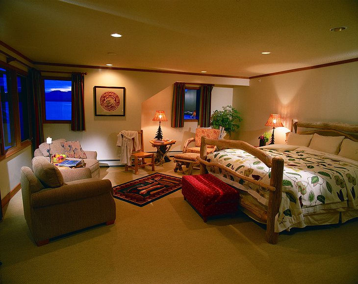King Pacific Lodge room with wooden bed