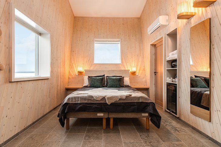 Arctic Bath water cabin bedroom
