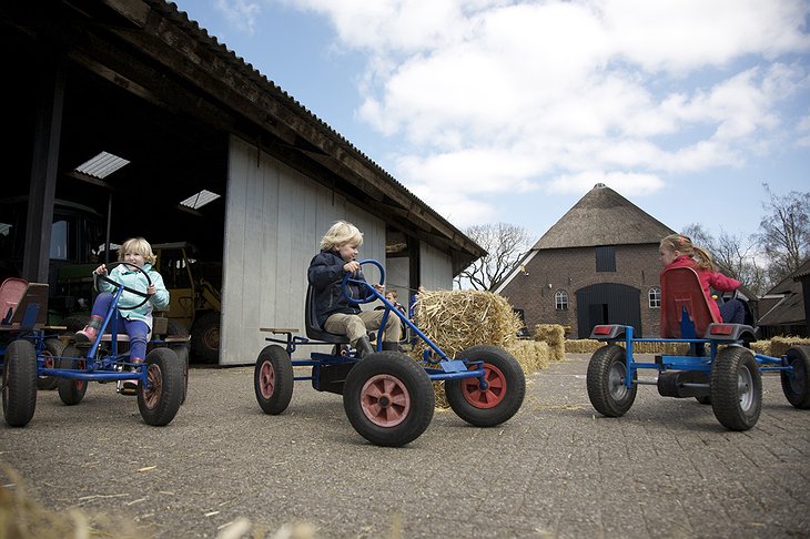 Koe in de Kost kids on quad bikes