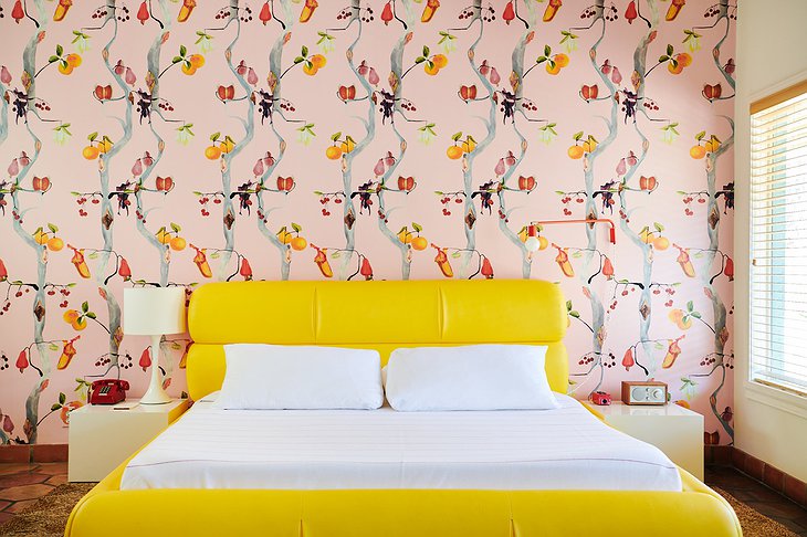 Austin Motel Deluxe King Yellow Room