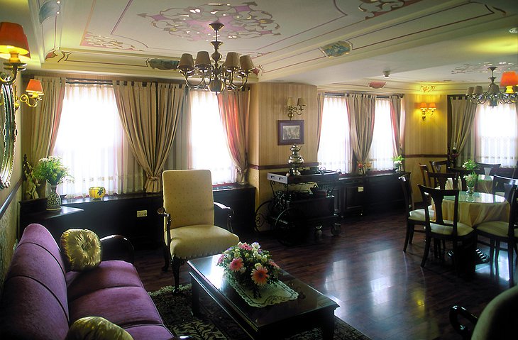 Dersaadet Hotel lobby