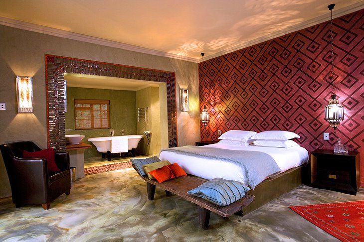 Singa Lodge room with en suite bathroom