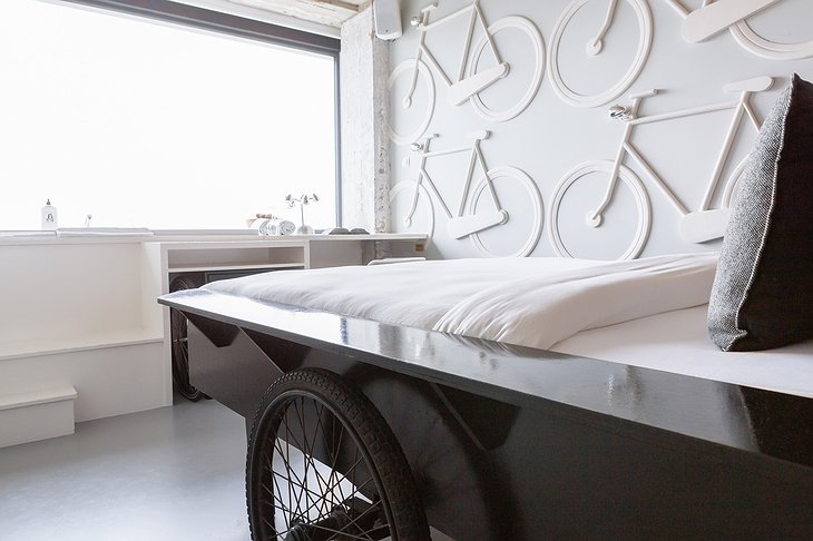 Volkshotel Special Room: White Bike Room