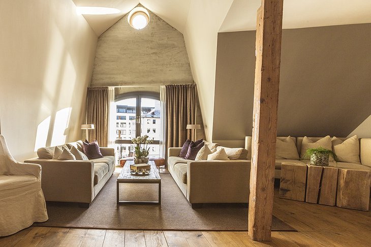 Hotel Brosundet living room with wooden beams