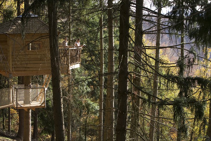 People on the terrace of Cabanes Als Arbres tree house