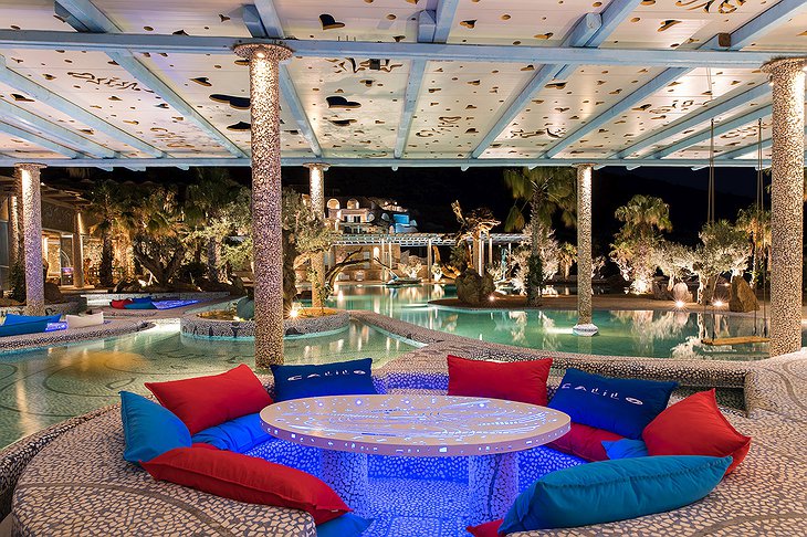 Calilo open-space dining by the pools