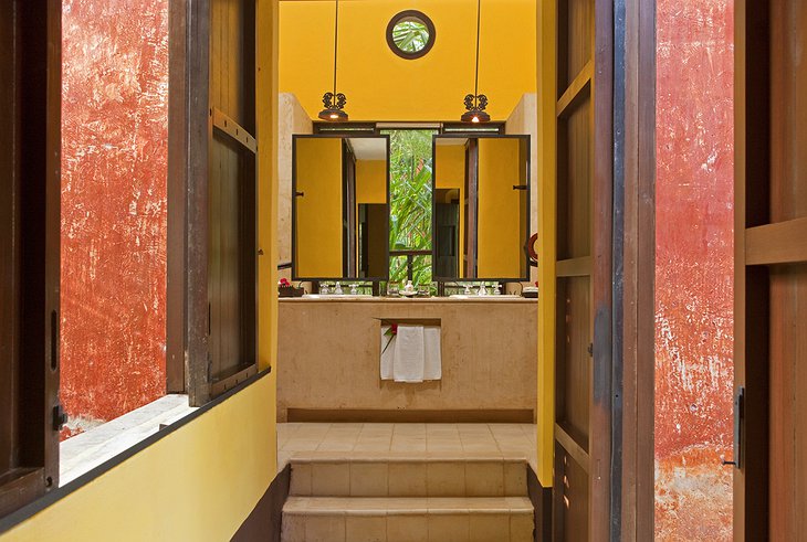 Hacienda Uayamon junior suite bathroom