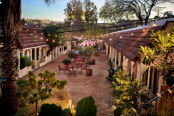 Austin Motel Cozy Courtyard