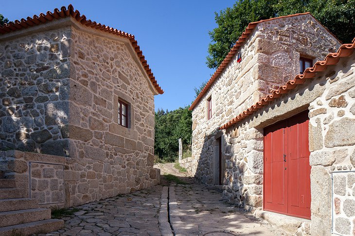 Traços d’Outrora stone path