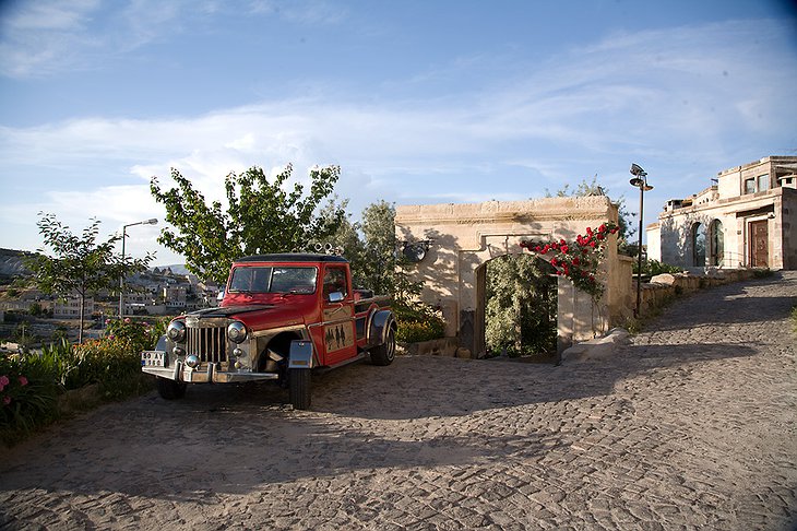 Oldtimer car at the entrance of Kelebek Cave Hotel