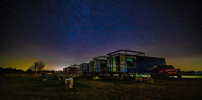 FlopHouze - Shipping Container Hotel In Texas