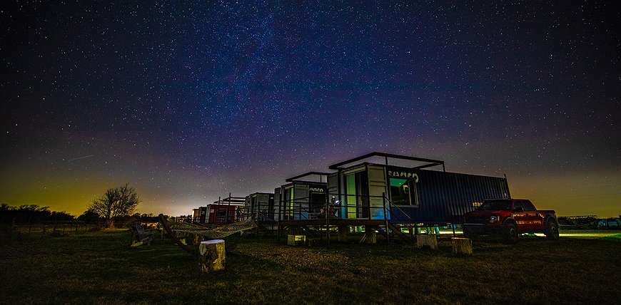 FlopHouze - Shipping Container Hotel In Texas