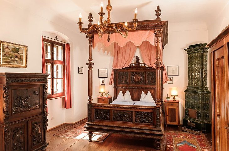 Hotel Burg Oberranna room with vintage bed