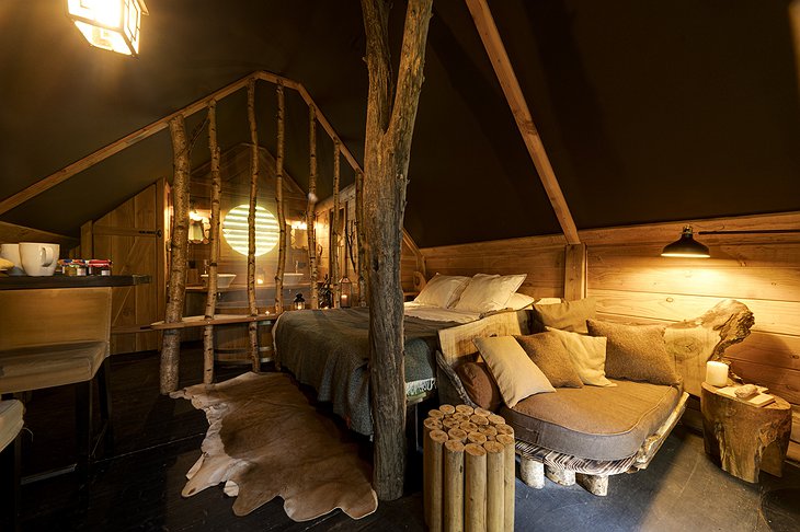 Cabane de Manon Romantic Interior With Wooden Bathtub
