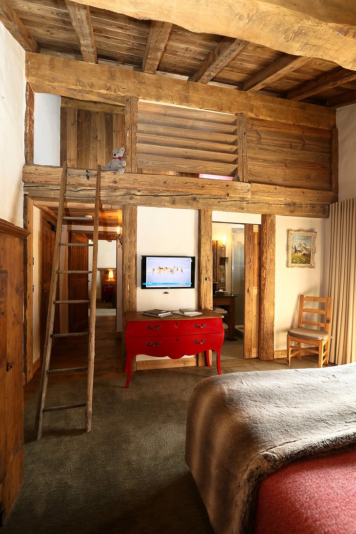 La Bouitte room with kids hideaway