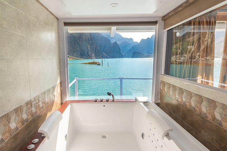 Luxus Hunza Bathroom With Jacuzzi And Large Window Overlooking The Lake