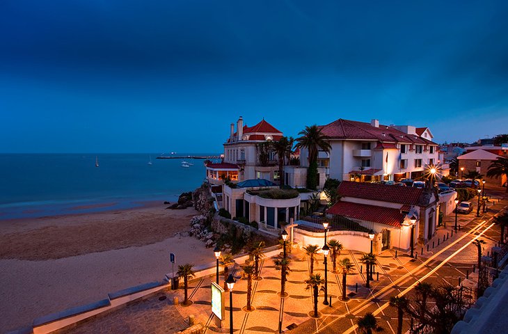 Albatroz Seafront Hotel at night