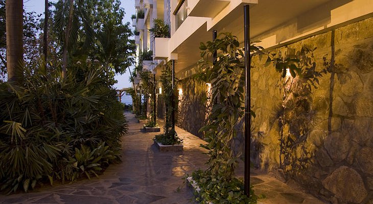 Hotel Boca Chica green walls