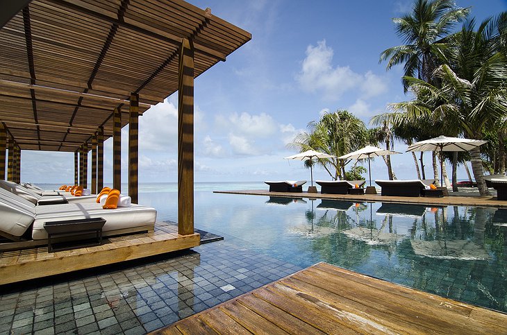 Jumeirah Dhevanafushi infinity pool