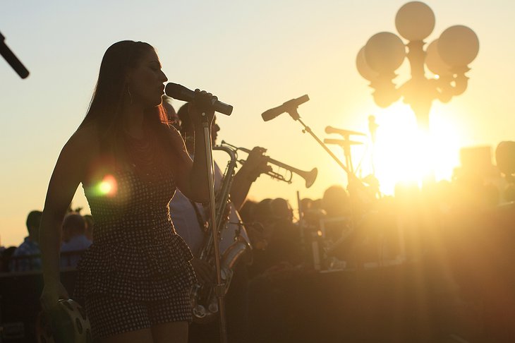 Peabody Memphis singer on the rooftop