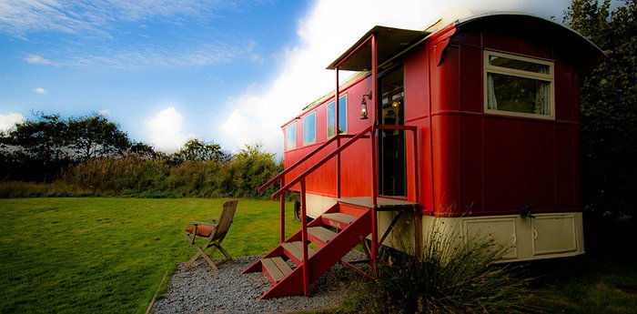 Romany Gypsy Caravan & Showmans Waggon - Unusual Rural Relaxation