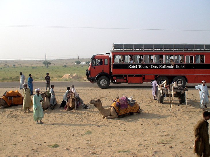 Rotel Tours - Das Rollende Hotel - glance at the locals and their camels