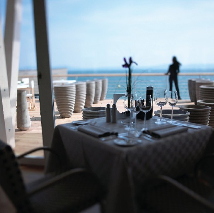 Hotel Palafitte table with view on the lake