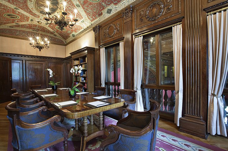 Schlosshotel Im Grunewald library