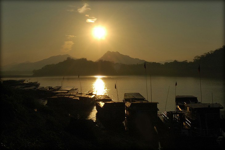 Pakse dock at dawn