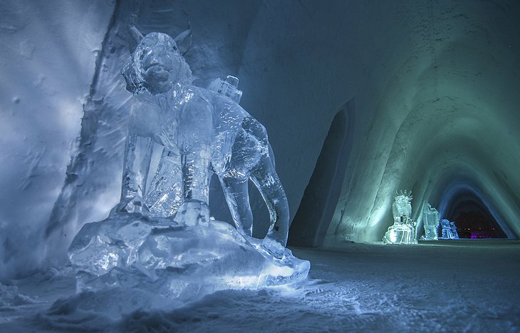 Kirkenes Snowhotel ice sculptures