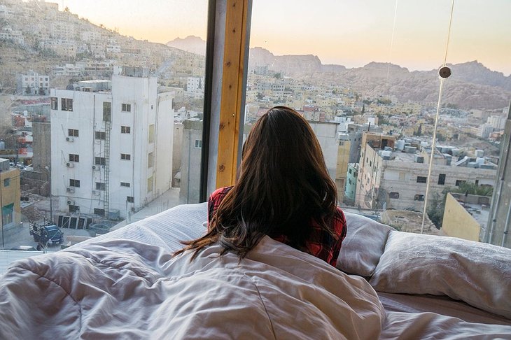 Petra Capsules Hostel Girl In The Bed Enjoying The Panorama