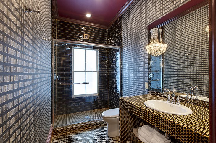 Mansion Guestrooms - Pampered Postmaster Bathroom