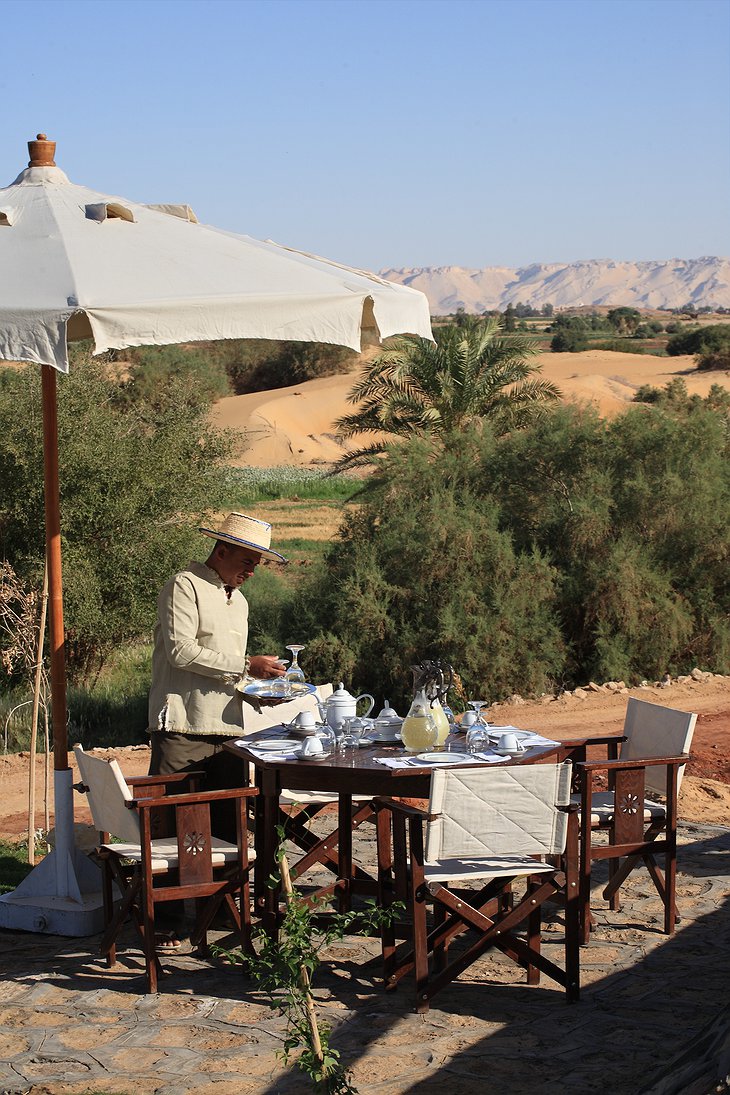 Al Tarfa Lodge Tea Time In The Garden With Dunes Panorama