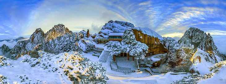 Huangshan Yupinglou Hotel During Snowy Winter