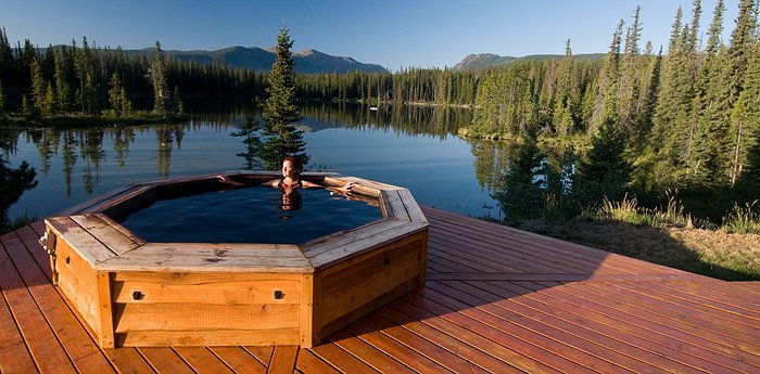 The Chilko Experience Wilderness Resort - Grizzly Viewing From A Hot Tub