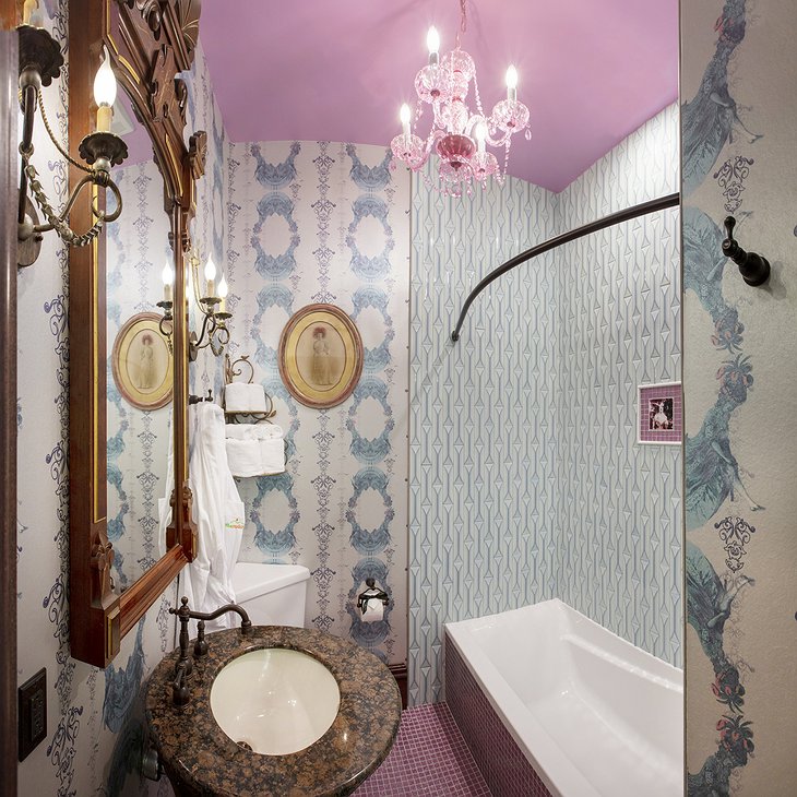Mansion Guestrooms - Ghost Hicks Bathroom