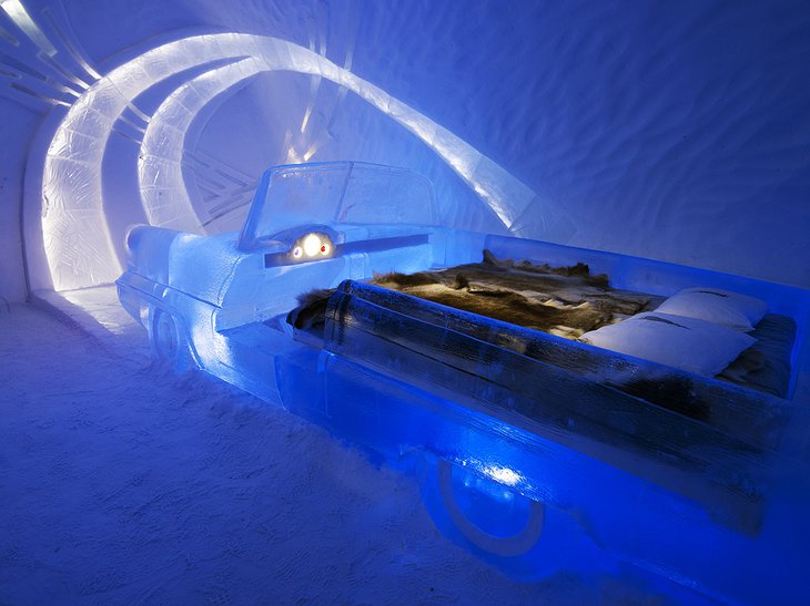 Retro Drive IceHotel room