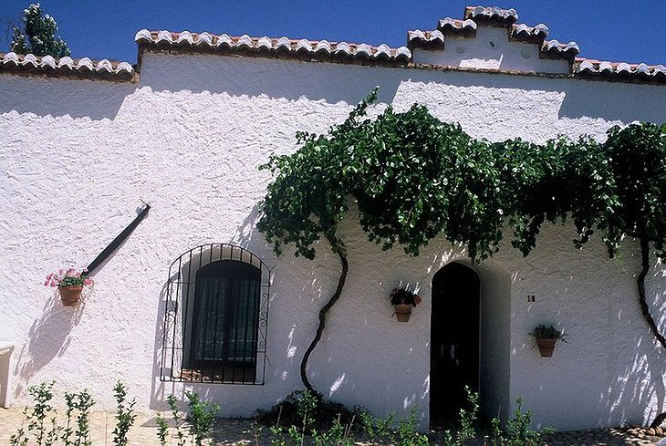 Cuevas Pedro Antonio de Alarcón white building entrance