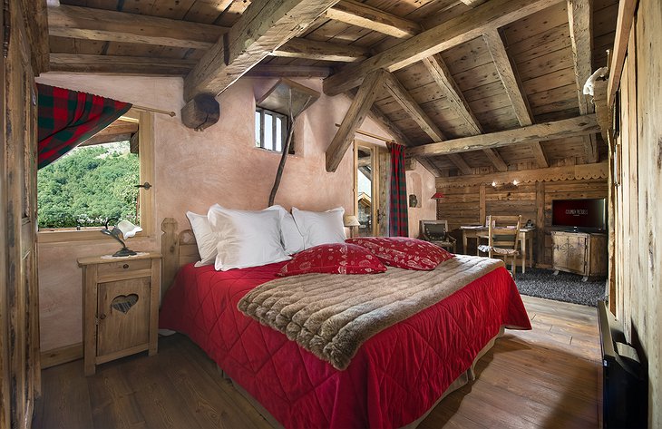 La Bouitte traditional wooden room