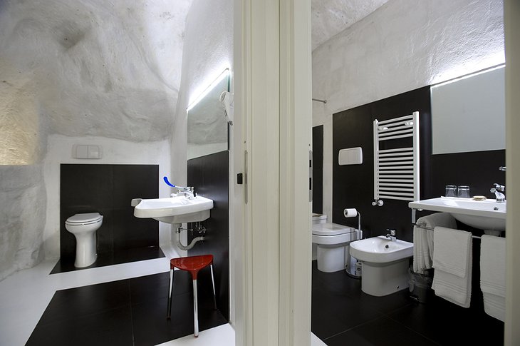 Hotel Basiliani cave bathroom